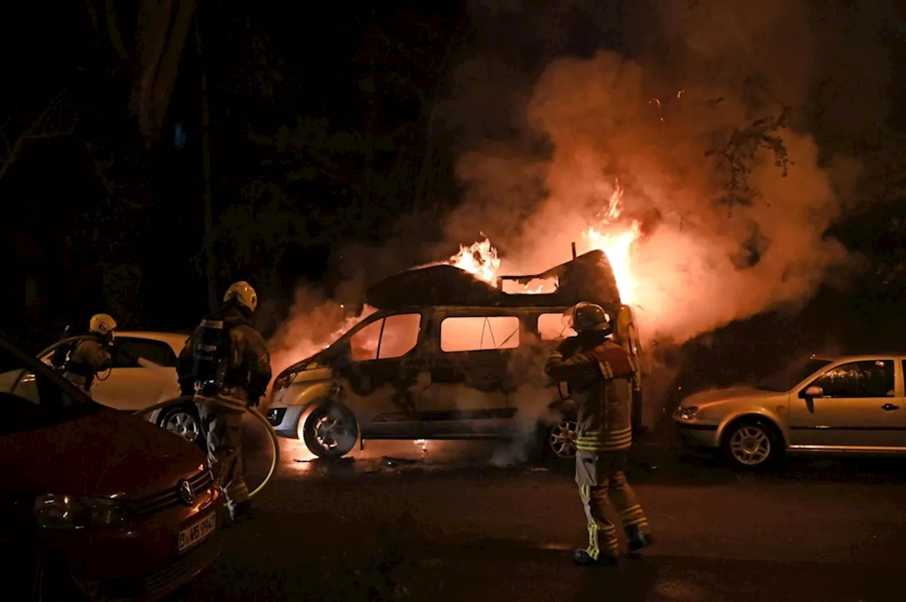 Berlin-Treptow: Wohnwagen und Transporter brennen lichterloh, Polizei ermittelt wegen Brandstiftung