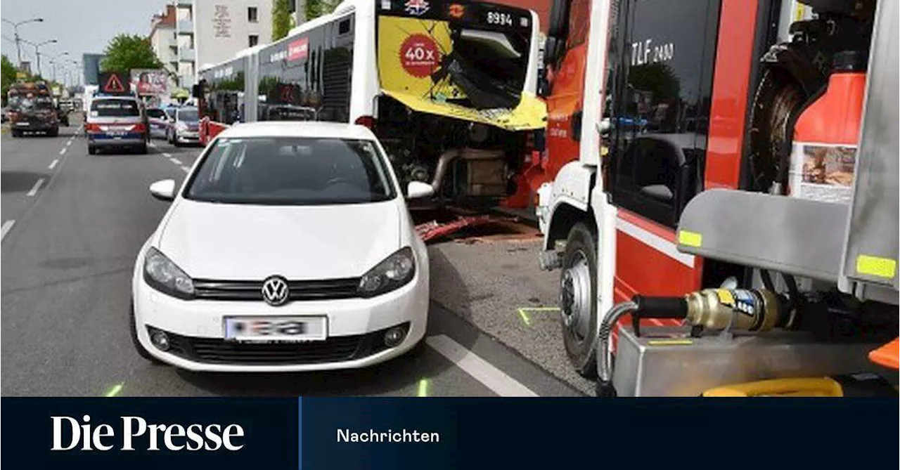 Vier Menschen bei Unfall zwischen Feuerwehrauto, Pkw und Bus in Wien verletzt