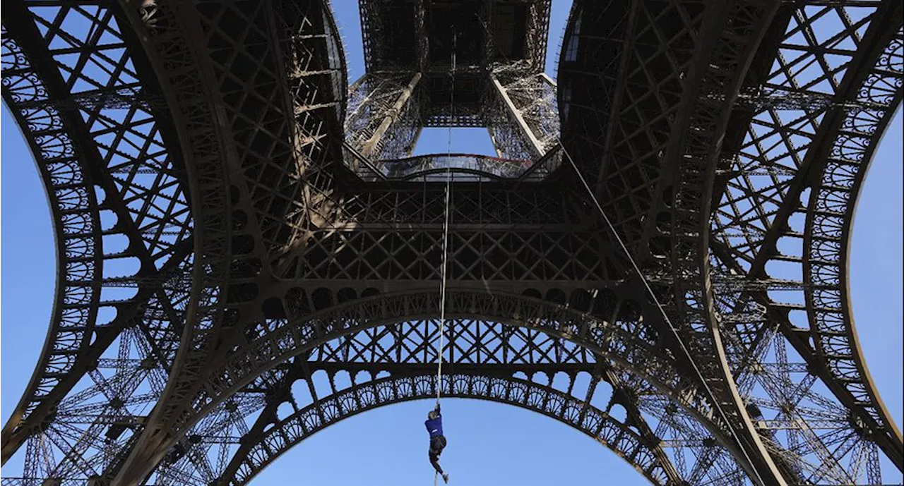 Francesa sube la Torre Eiffel con una cuerda e impone nuevo récord mundial