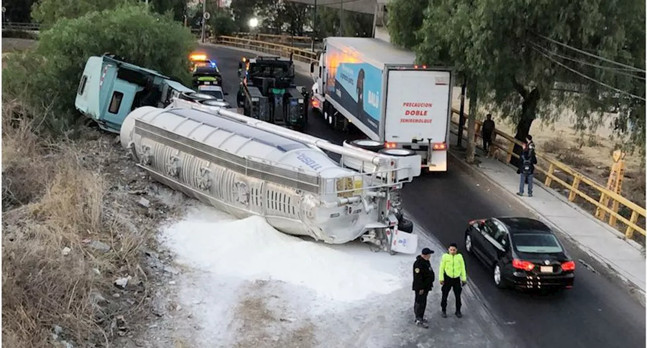 Volcadura de tráiler afecta vialidad en Periférico Río de los Remedios; reportan una persona lesionada