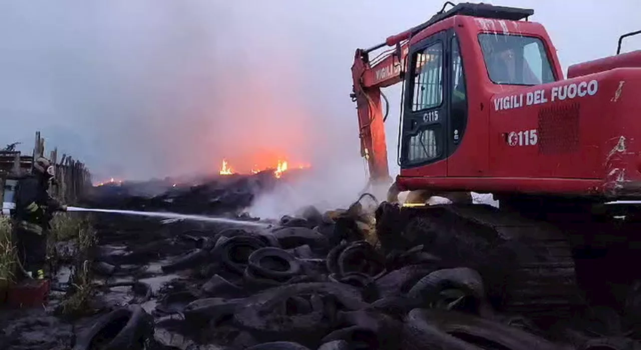 Ardea, ancora fiamme nella discarica: il lavoro dei Vigili del Fuoco