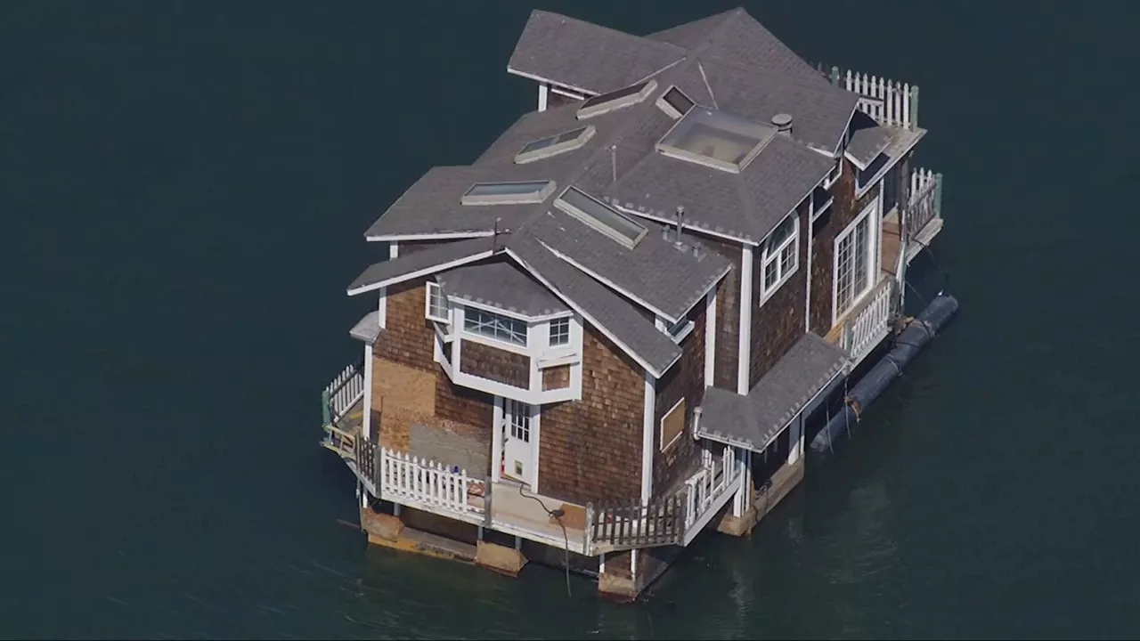 'Don't see that everyday': San Francisco floating house move leaves residents in disbelief