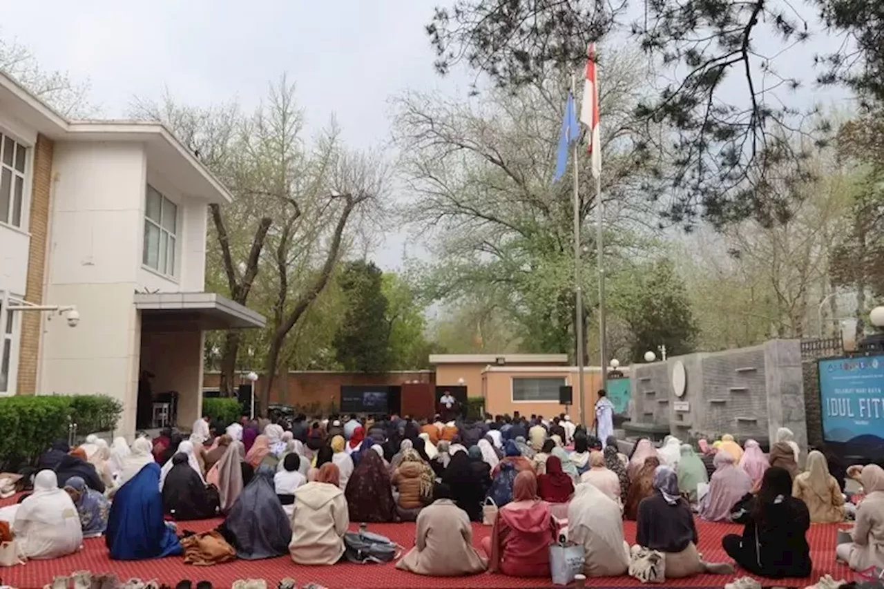 WNI di Tiongkok Laksanakan Sholat Idul Fitri di Halaman KBRI Beijing