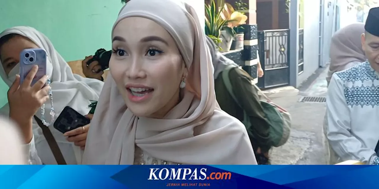 Khawatir Terlambat Shalat Id, Ayu Ting Ting Lari-lari Kecil dari Rumah ke Masjid