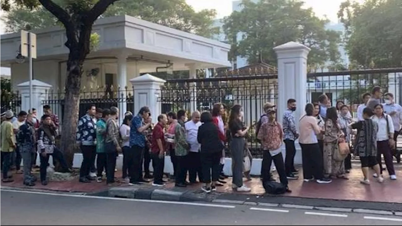 Hadiri Open House di Istana, Warga Antre Sejak Jam 04.00, Berharap Bisa Foto Bareng Jokowi