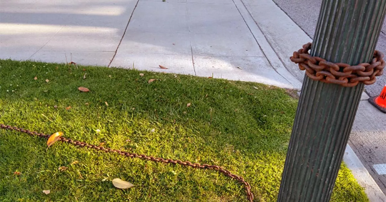 A truck and a large chain: Thieves make off with Pasadena's bronze light poles