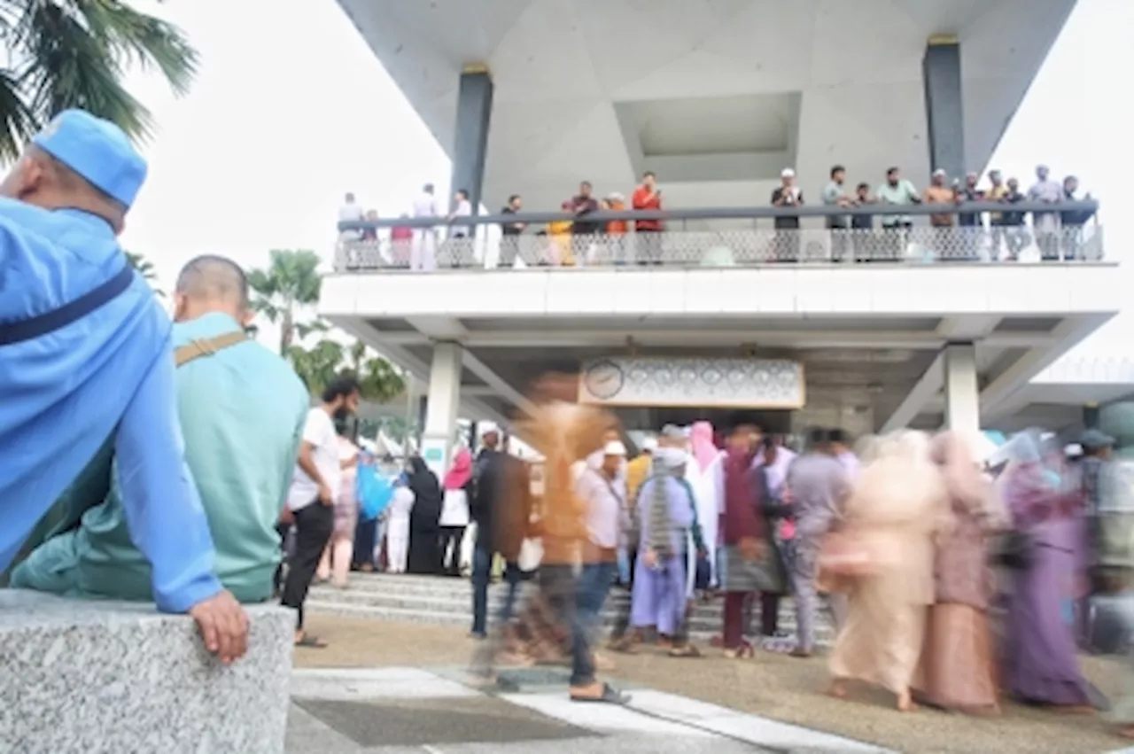 Full house in Klang Valley mosques on first day of Aidilfitri despite ‘balik kampung’ exodus