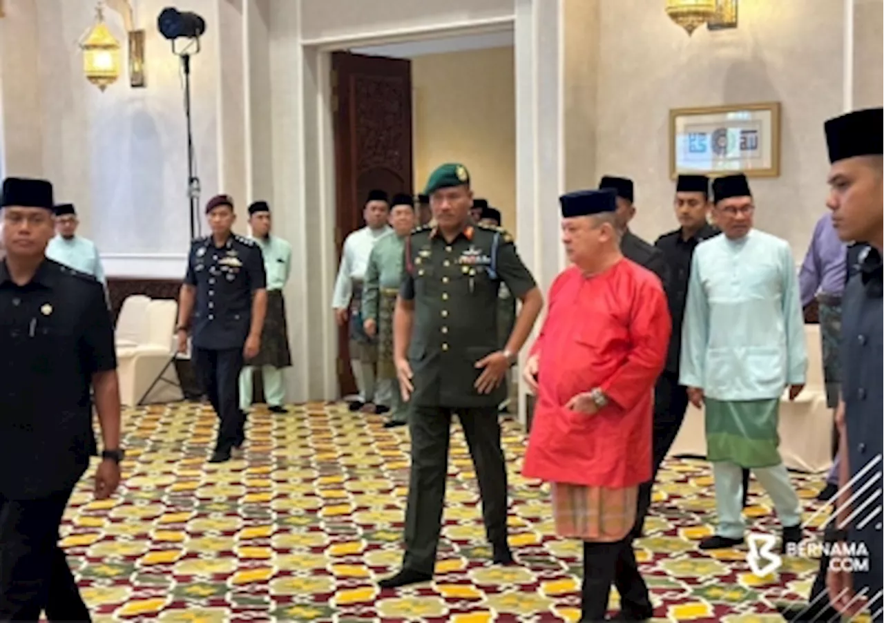 King, Queen perform Aidilfitri prayers at Istana Negara