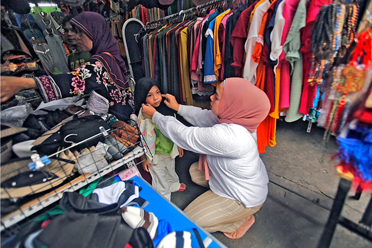 Muslims mark Eid’l Fitr with moon sighting