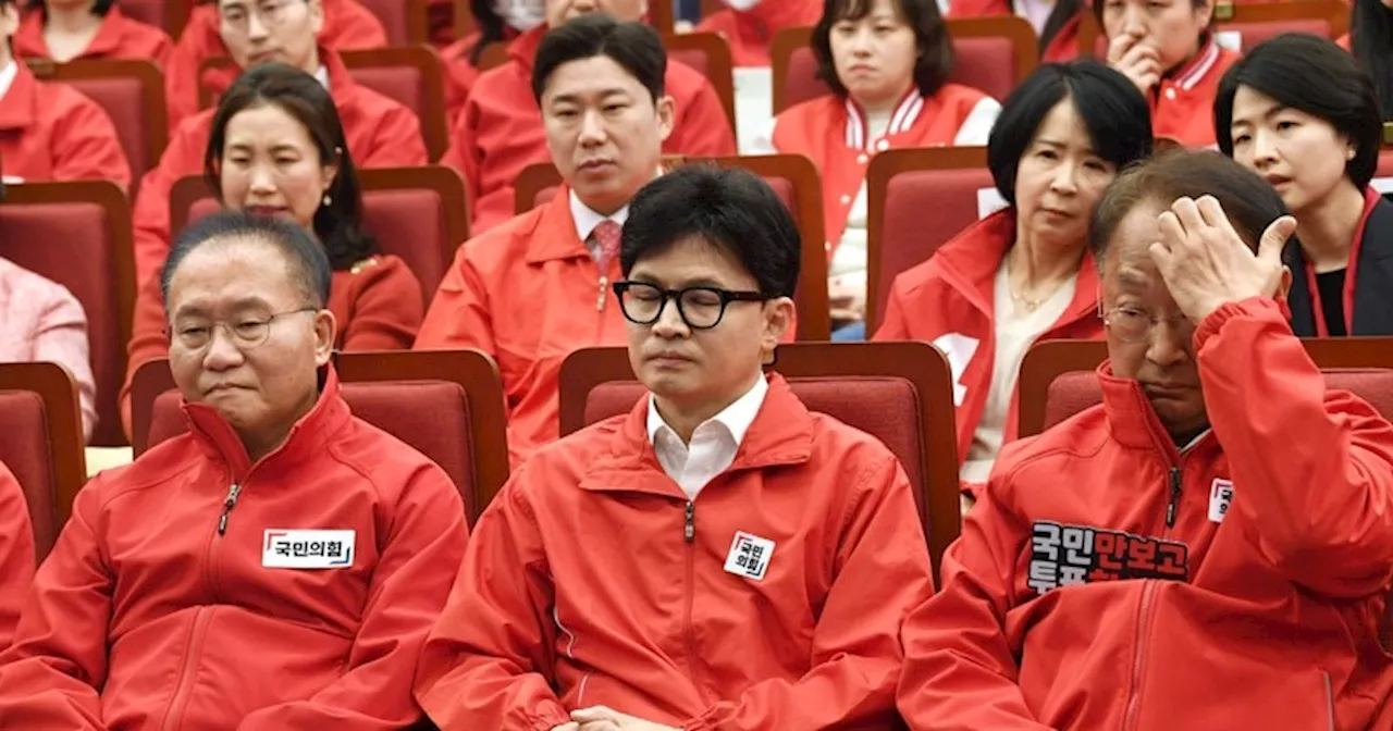 출구조사 발표에 국민의힘 상황실 ‘침묵’...“이게 뭐야” 한탄 나와