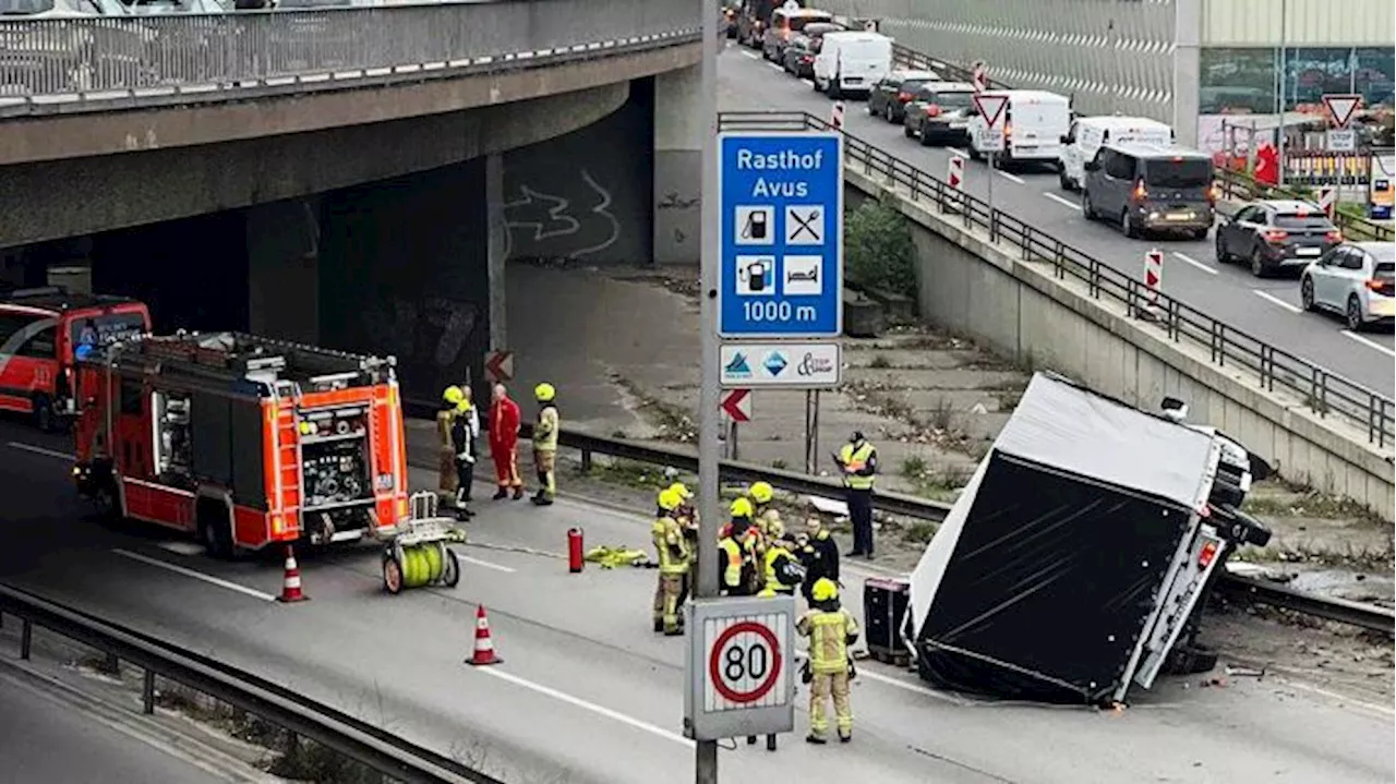 Lkw-Unfall auf der A100 - Fahrbahn in Richtung Wedding gesperrt