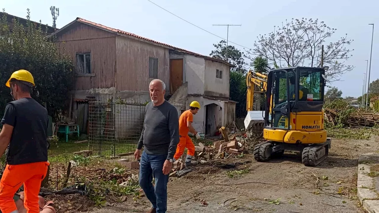 L'abuso edilizio che per 20 anni ha costretto la strada al senso unico alternato