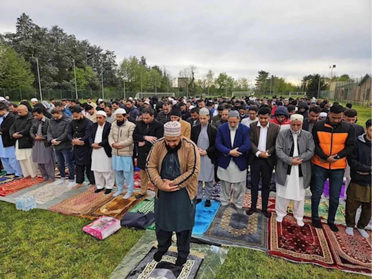 Polemiche a Turbigo: la preghiera di fine Ramadan si tiene nel campo sportivo