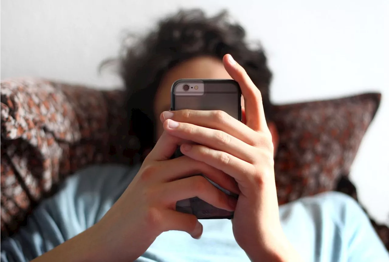 More time on social media linked to smoking and vape use among teens