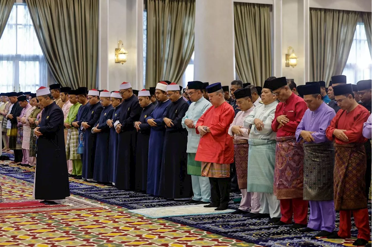 Muslims nationwide start Aidlifitri celebrations with solat prayers