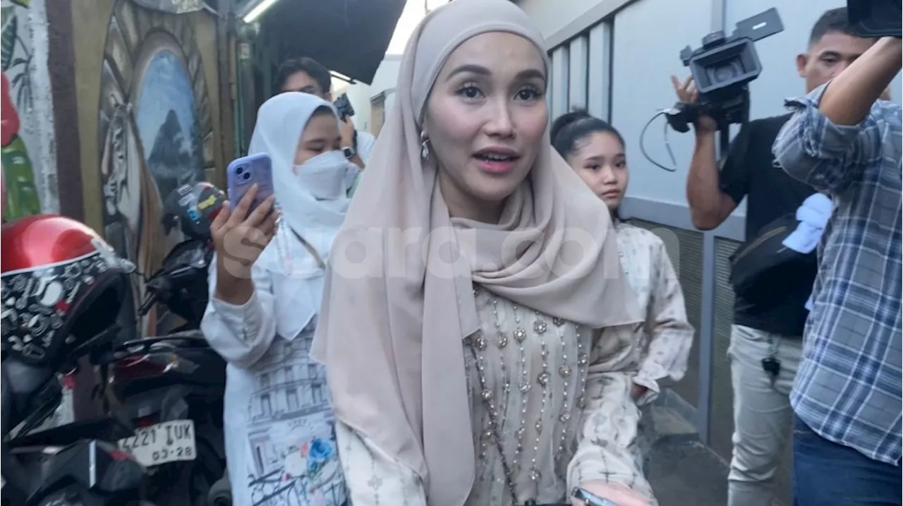 Kenakan Baju Kembar dengan Keluarga, Ayu Ting Ting Terbirit-birit Kejar Waktu Salat Ied