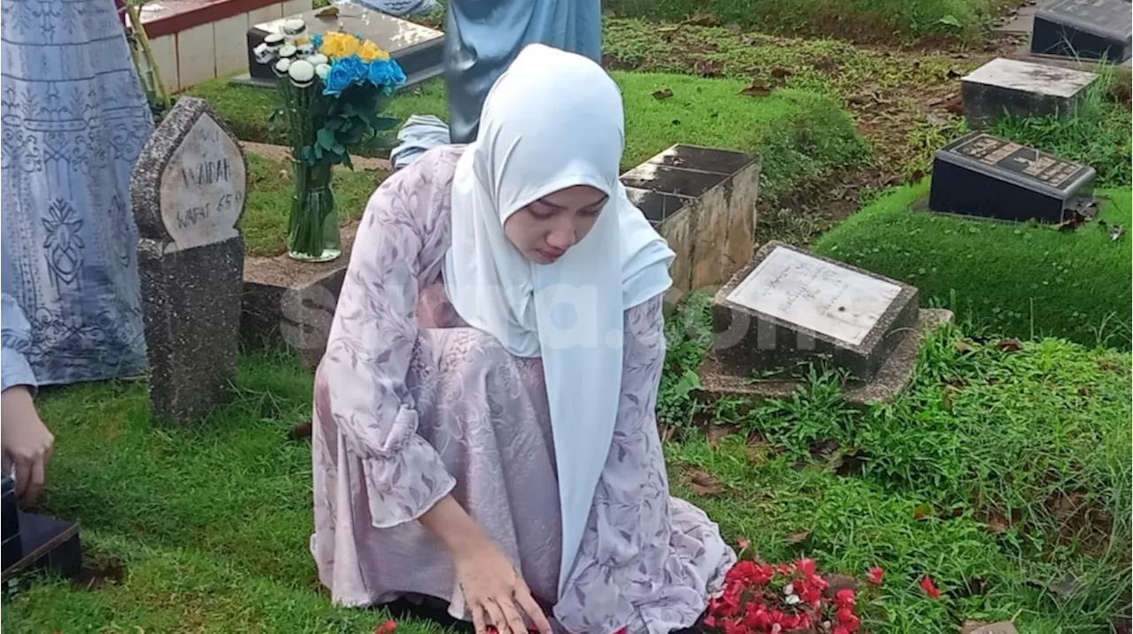 Kunjungi Makam Dante Saat Lebaran, Tangis Tamara Tyasmara Pecah