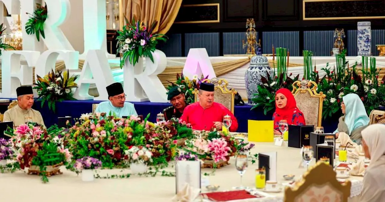 Agong, Raja Permaisuri berangkat ke Majlis Ramah Mesra Aidilfitri