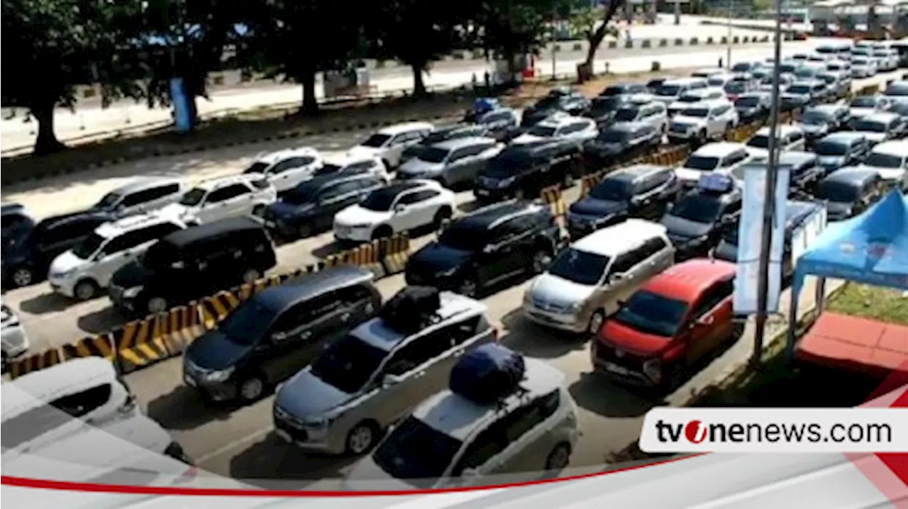 Hari Raya Idulfitri 1445 Hijriah, Ribuan Pemudik Antre Melintasi Dermaga Eksekutif Pelabuhan Bakauheni Menuju Jawa