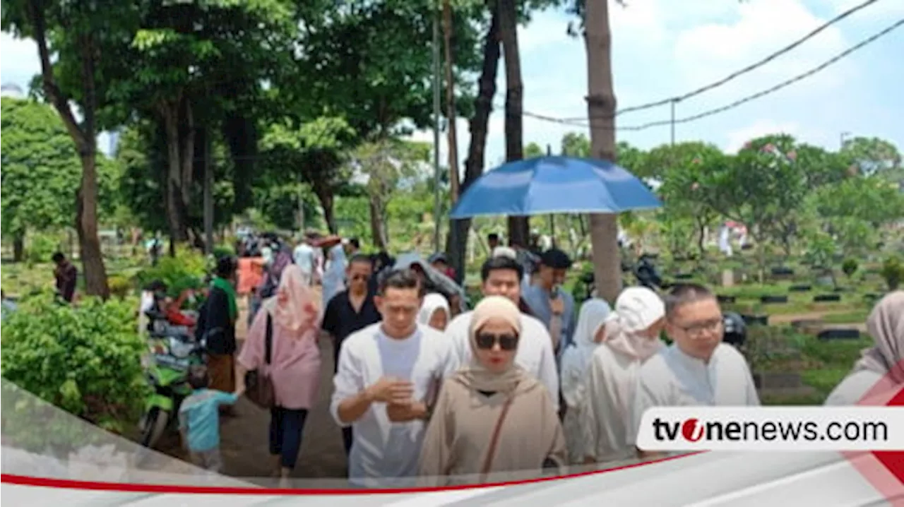 Usai Salat Idulfitri, Warga Padati TPU Karet Bivak Jakarta