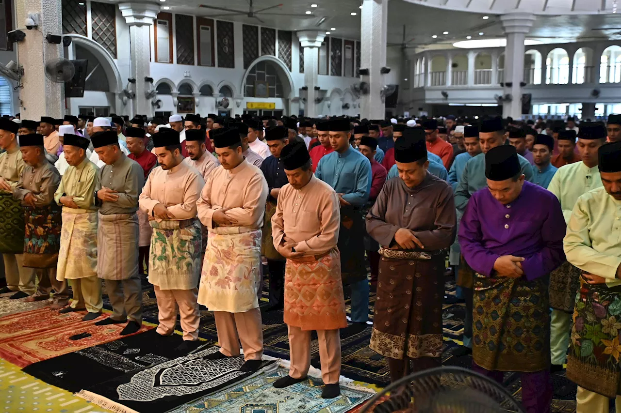 Sultan Mizan solat Aidilfitri bersama 3,000 jemaah