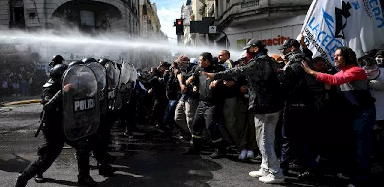 Manifestantes entram em confronto com a polícia em Buenos Aires