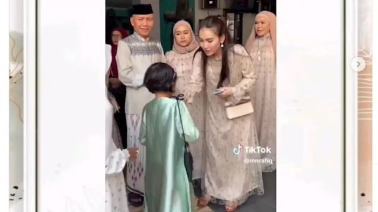 Ayu Ting Ting Bagi-bagi THR, Antre Panjang Dapetnya Rp20 Ribu