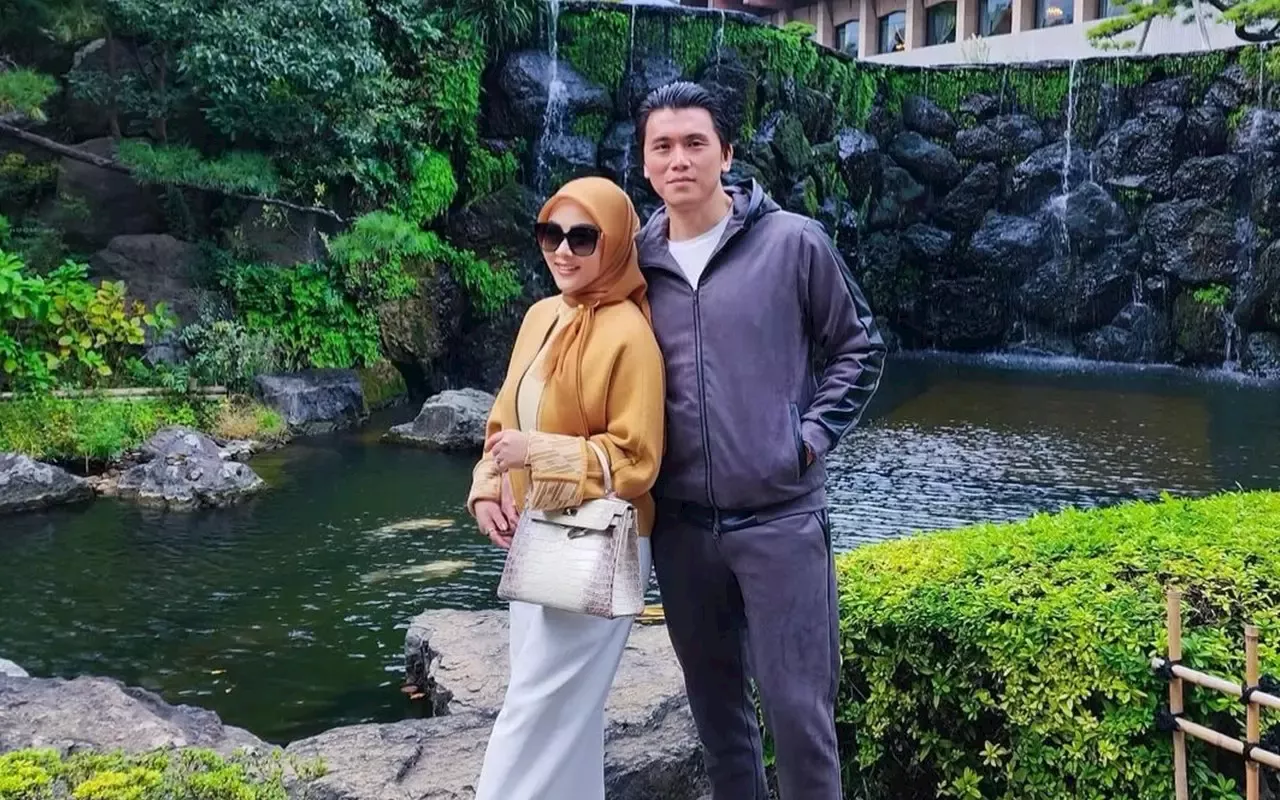 Selebriti Syahrini Pamer Momen Sungkem ke Suami di Singapura