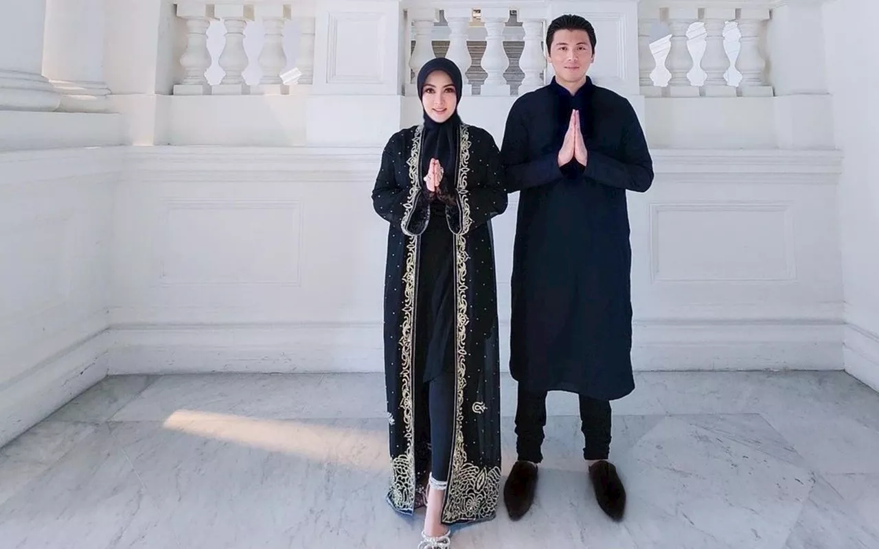 Syahrini Pede Pamer Bagian Perut Diduga Hamil saat Foto Lebaran Bareng Reino Barack