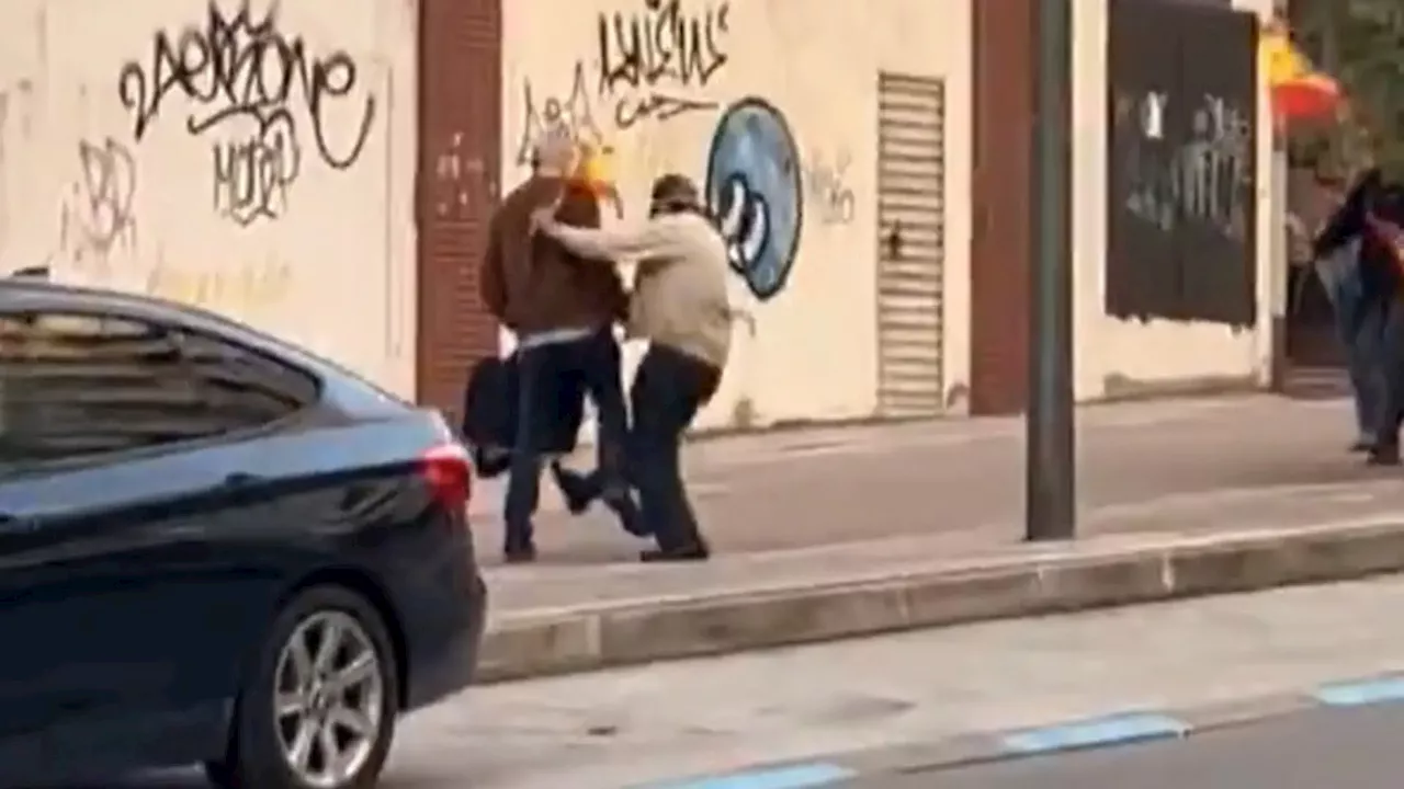 El exalcalde socialista de Ponferrada es atacado por manifestantes de extrema derecha en plena calle