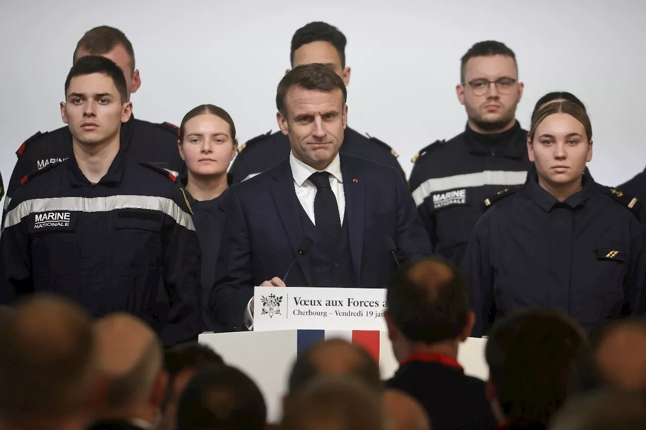 Emmanuel Macron pose la première pierre d'une usine de poudre pour obus à Bergerac