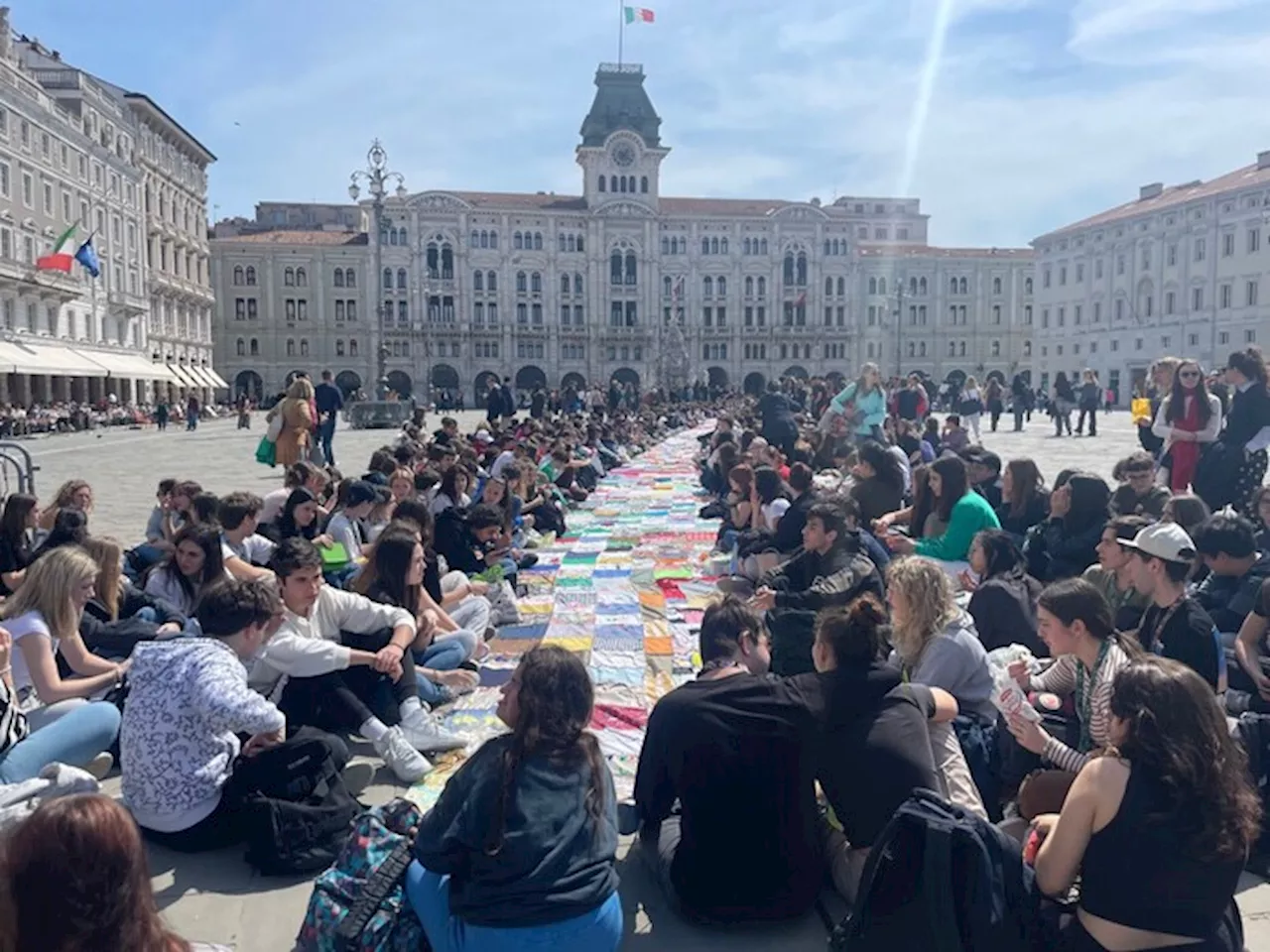 Una maxi tovaglia a Trieste, 'condividere con chi non ha cibo'