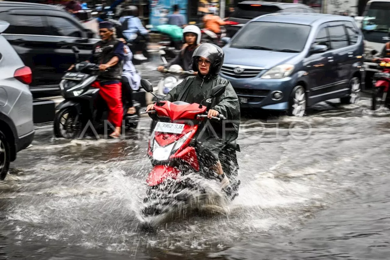 Info BMKG, wilayah DKI Jakarta diguyur hujan pada Jumat siang