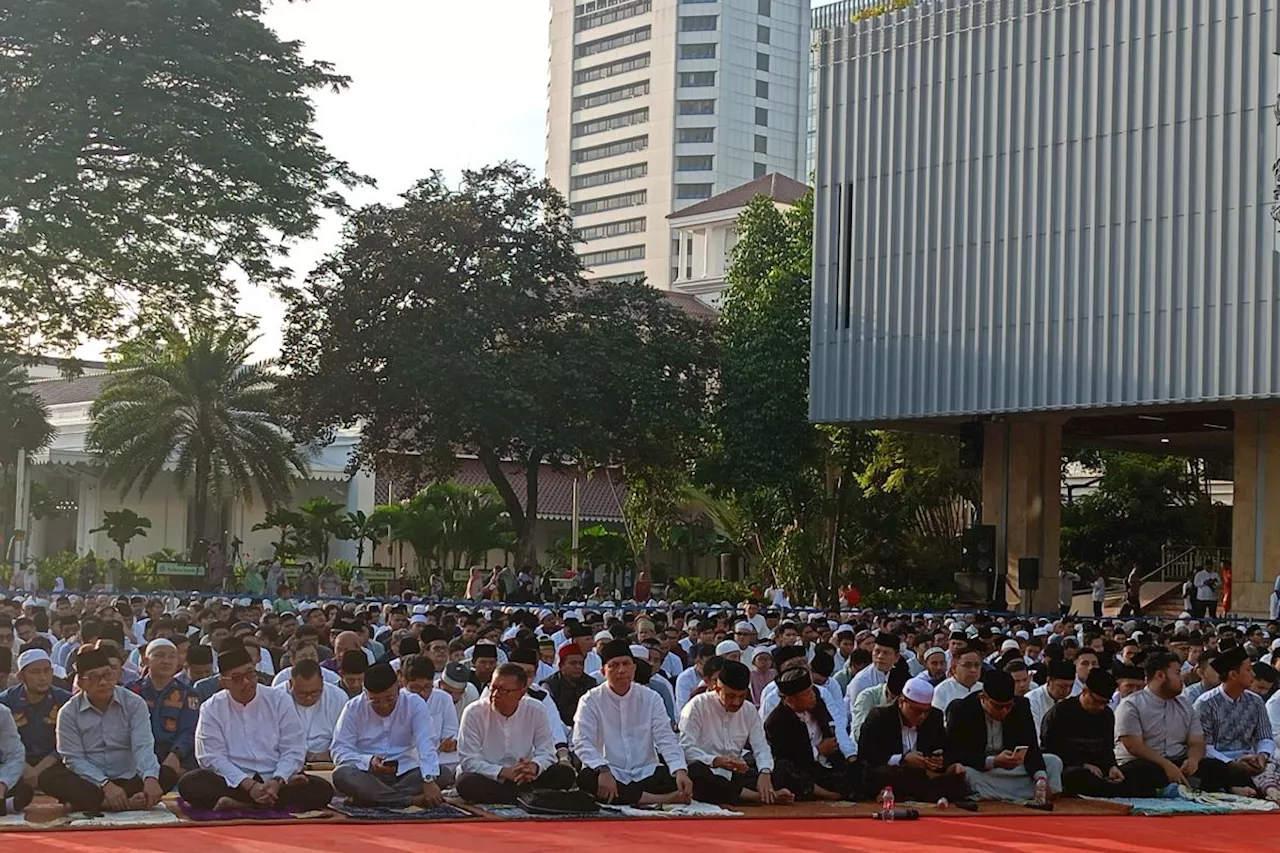 Ratusan Umat Muslim Melaksanakan Sholat Idul Fitri di Balai Kota DKI Jakarta