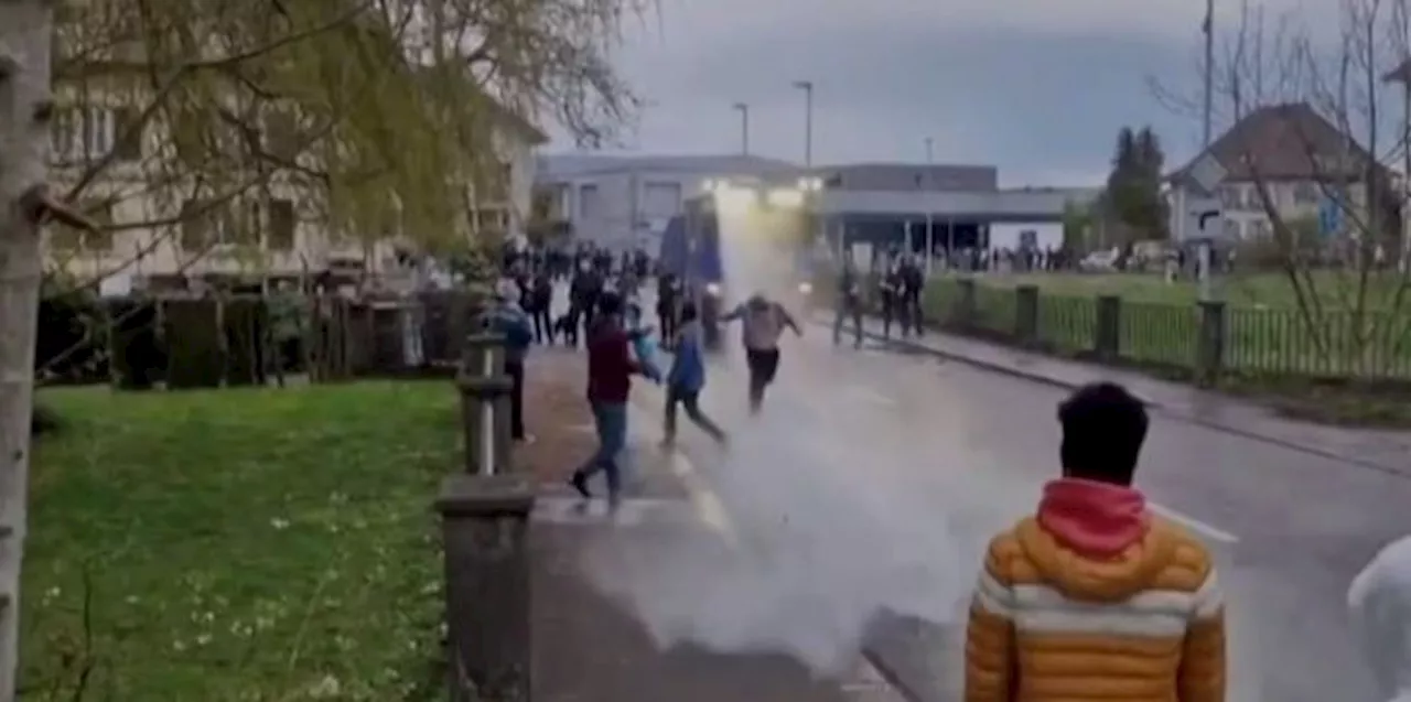 Wasserwerfer und Tränengas bei Zusammenstößen in Gerlafingen