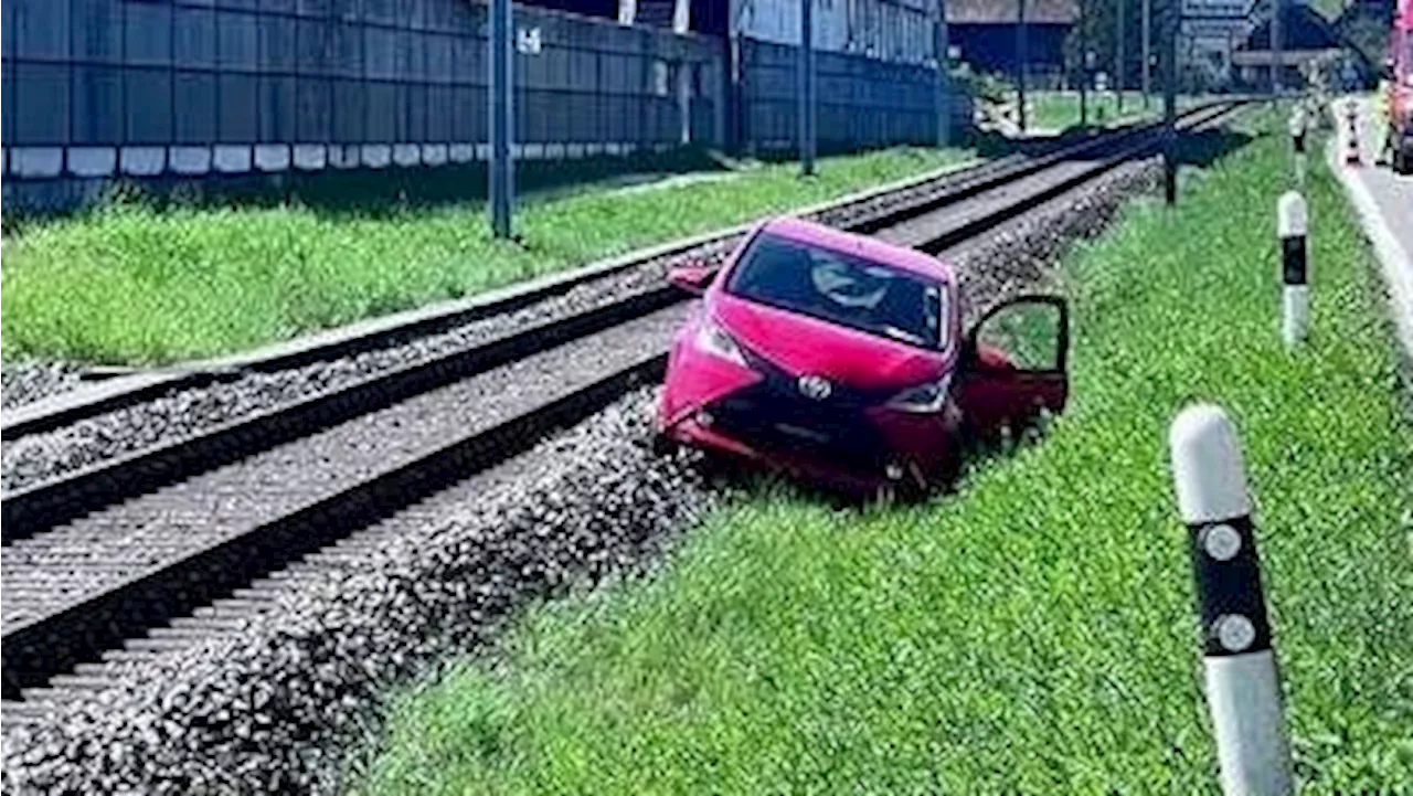 Verkehrsunfall in Suhr - Bahnlinie und Straße vorübergehend gesperrt