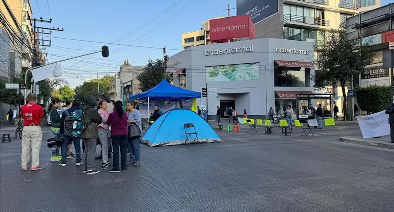 Vecinos de Benito Juárez liberan carril confinado del Metrobús L1, en Av. Insurgentes y Xola