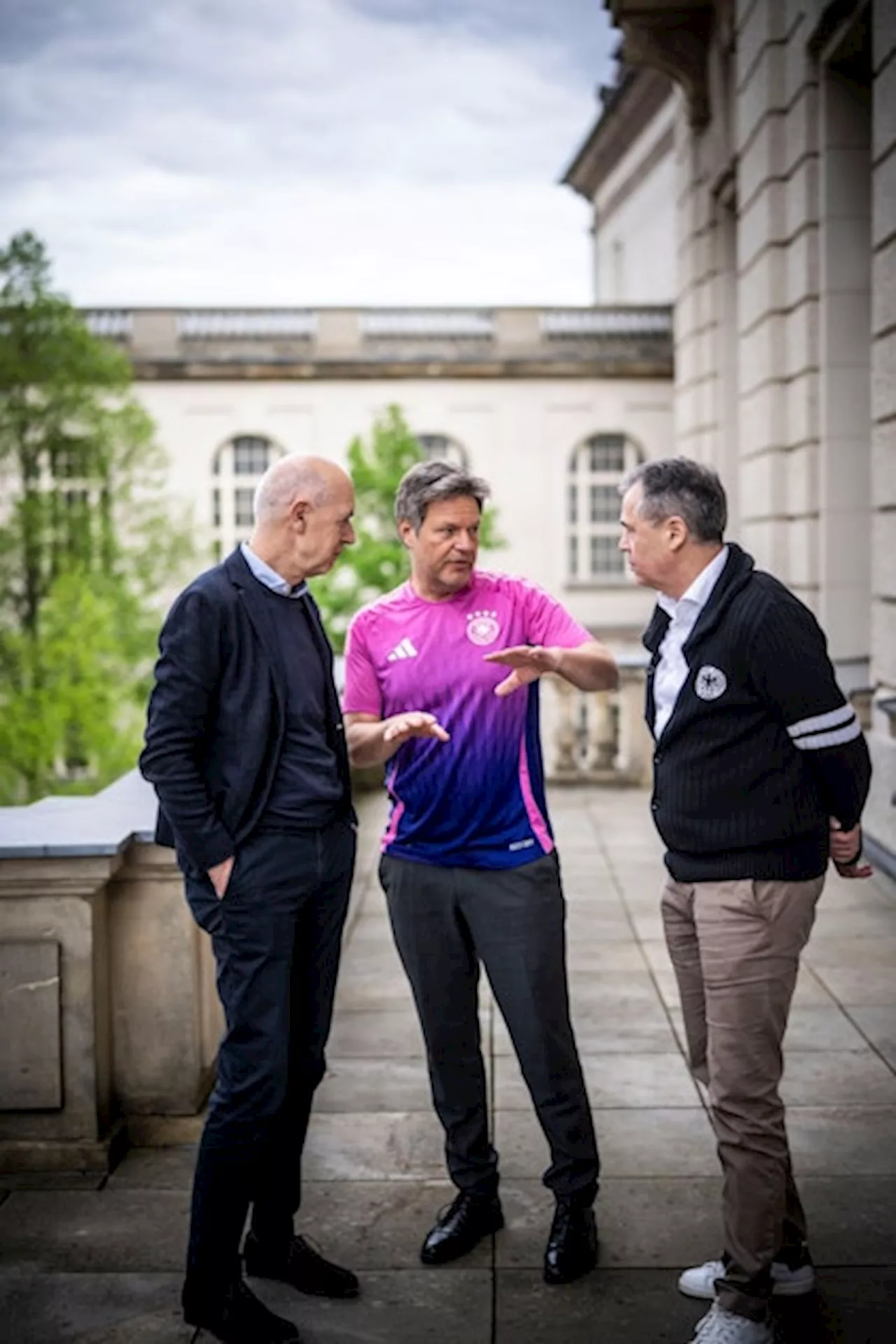 Bundeswirtschaftsminister Habeck trägt pink-lila Auswärtstrikot bei Treffen mit DFB-Bossen