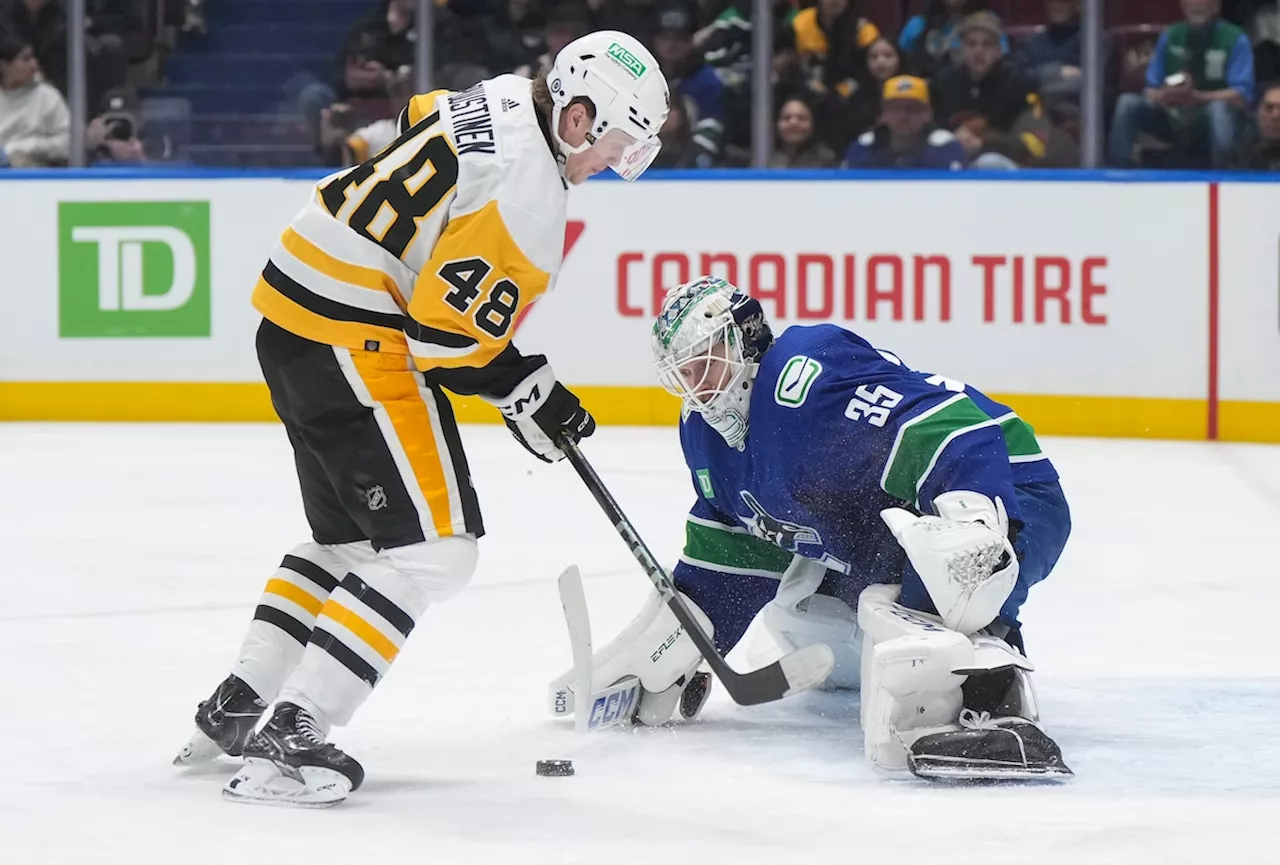 Canucks still taking Demko’s knee injury ‘day-by-day’: coach