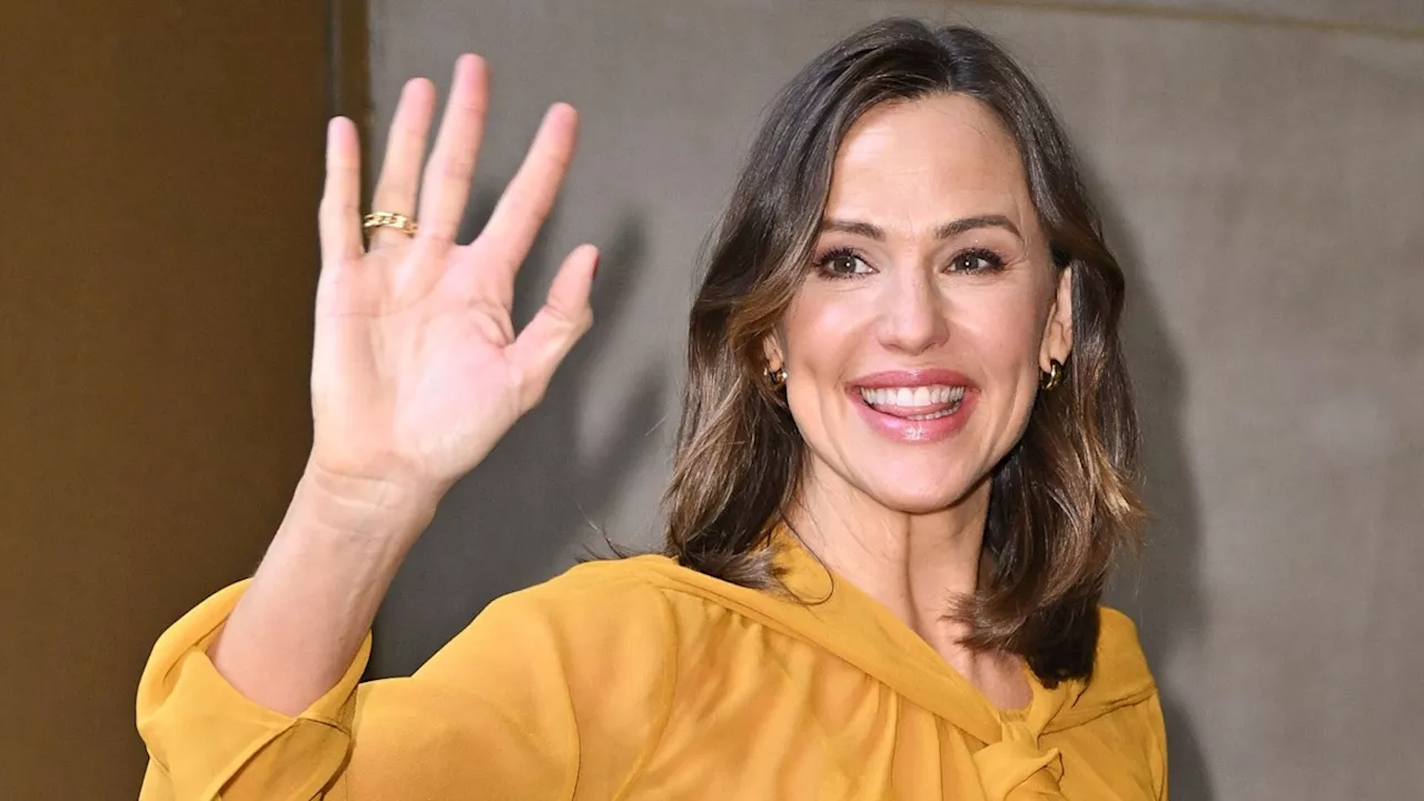 Jennifer Garner shares unseen family photos amid emotional funeral for her father