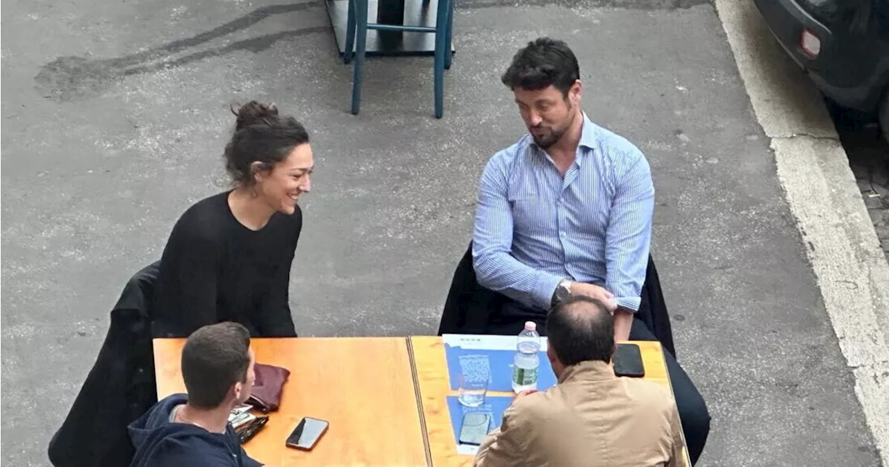 Andrea Giambruno e Francesca Verdini: chiacchiere al bar nel centro di Roma LA FOTO