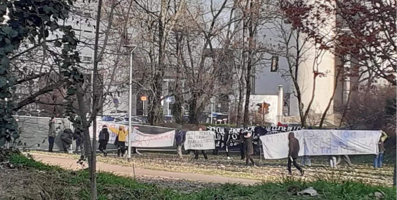 Proteste contro la demolizione delle scuole medie Fabio Besta nel parco Don Giovanni Bosco