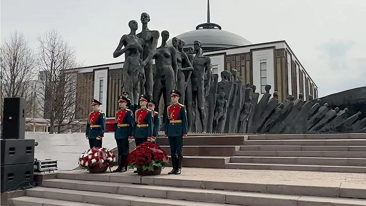 Акция памяти узников концлагерей прошла у памятника «Трагедия народов» в Москве