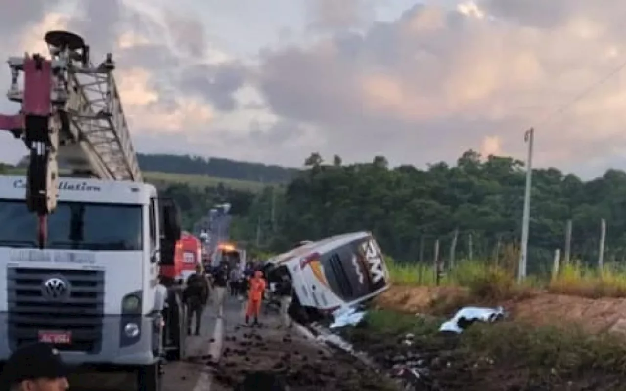 Ônibus de turismo tomba na BR-101 deixando oito mortos e 24 feridos