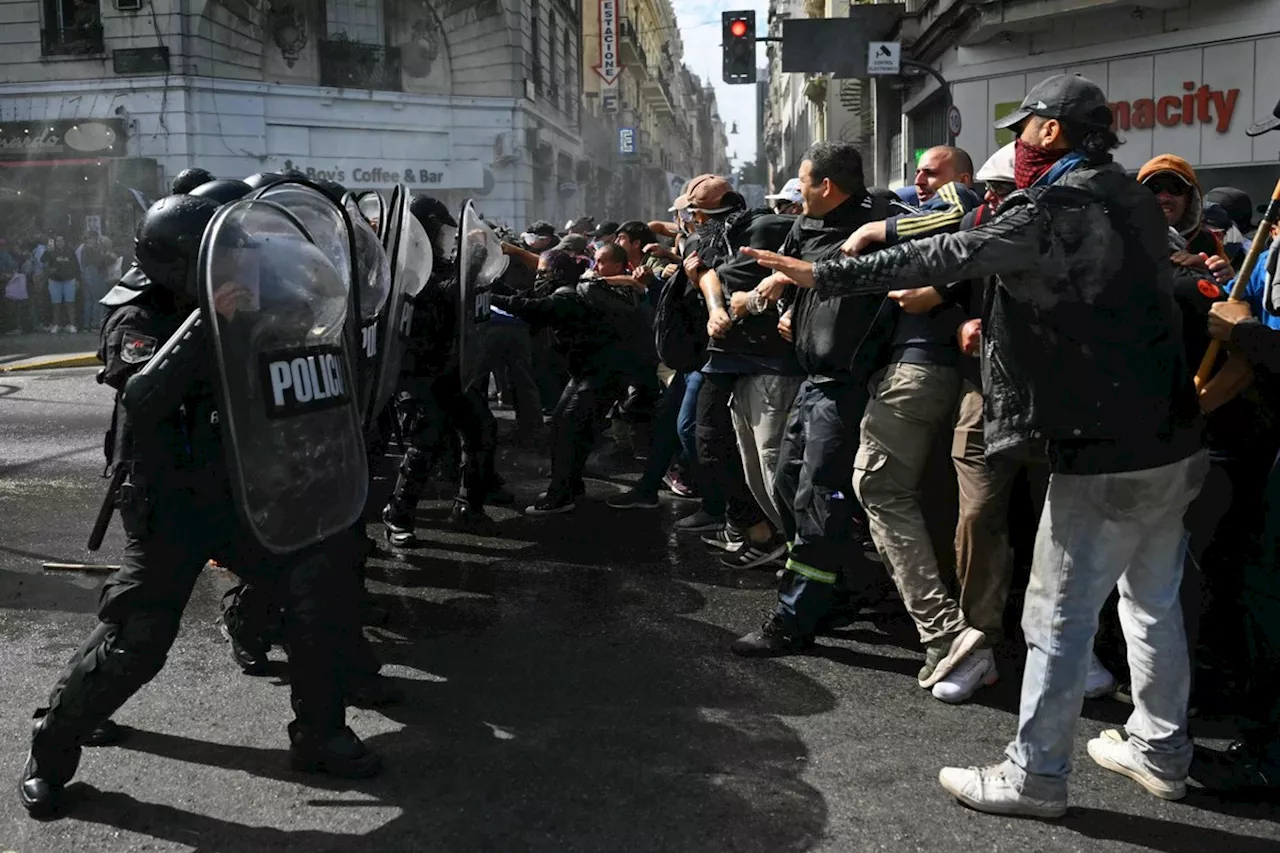 Manifestantes protestam contra medidas econômicas do governo em Buenos Aires