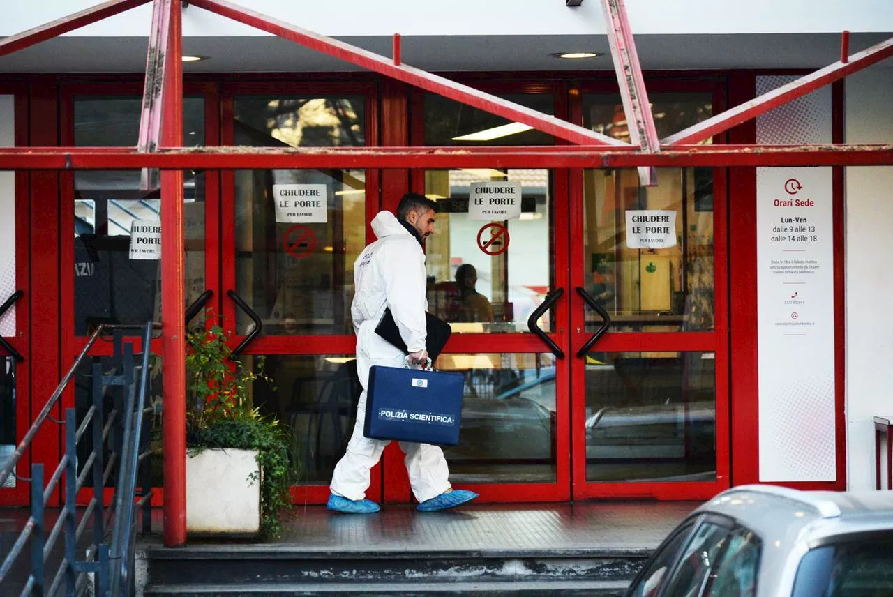 Studente accoltella insegnante davanti a scuola