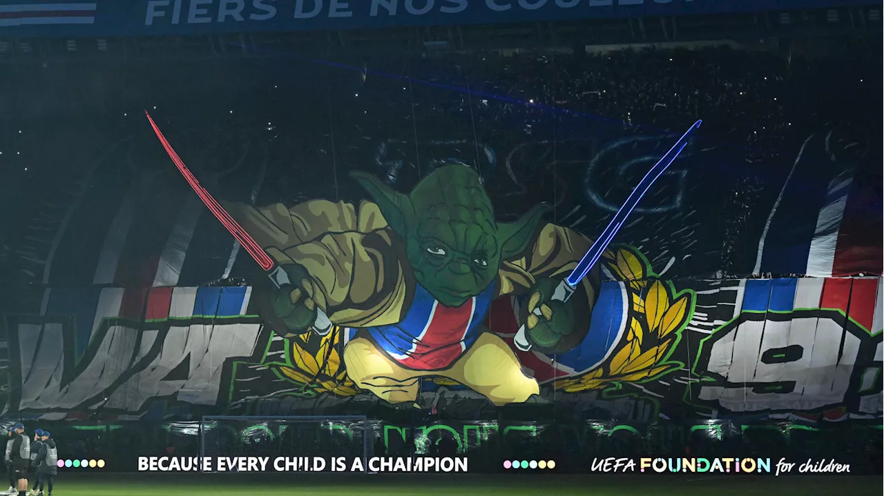 Maître Yoda et Dark Vador au Parc des Princes lors du match PSG-FC Barcelone