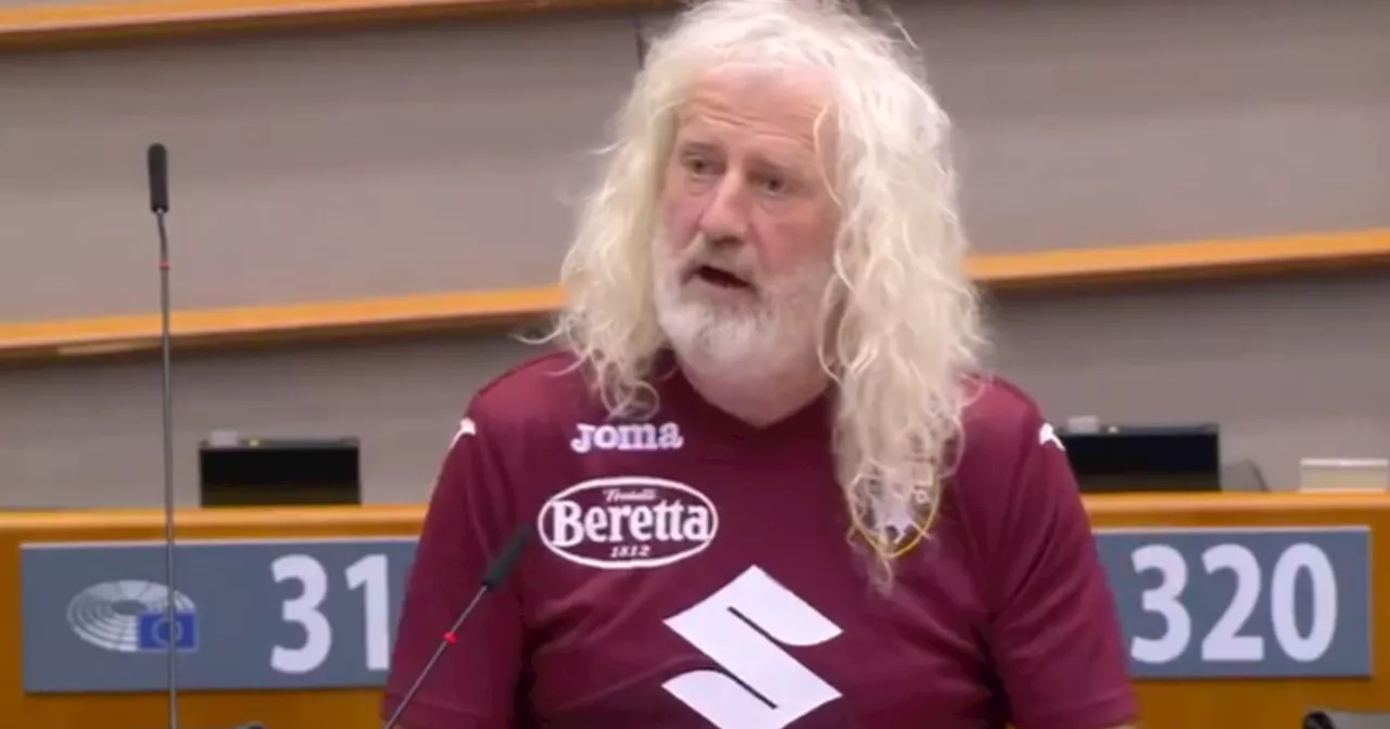 Mick Wallace, l&#039;europarlamentare con la maglia del Toro: &#034;Juve m***a&#034;