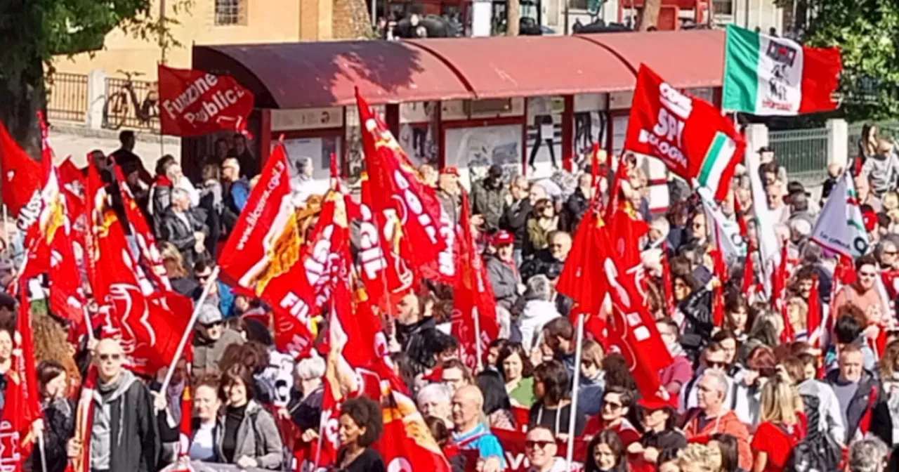 Suviana, Pd contestato da sindacati e comunisti: &#034;Fuori dal corteo!&#034;