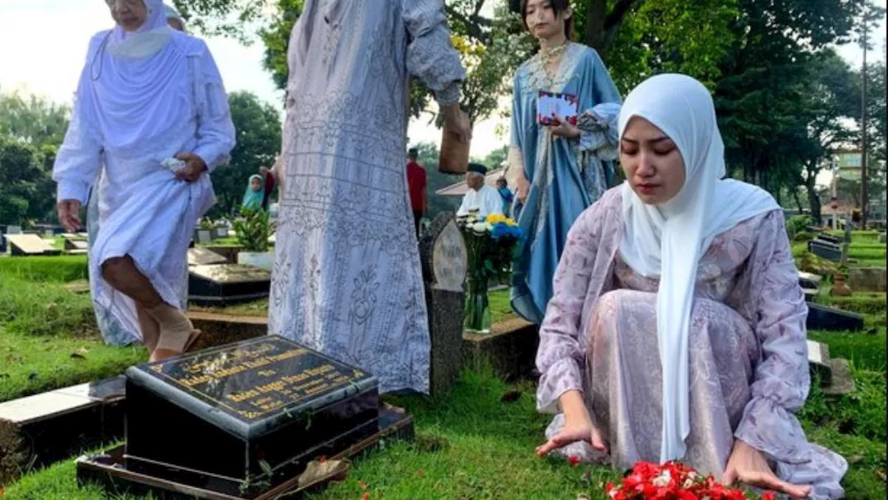 Momen Tamara Tyasmara Ziarah ke Makam Dante di Hari Lebaran, Akui Sangat Kehilangan Sosok Putranya